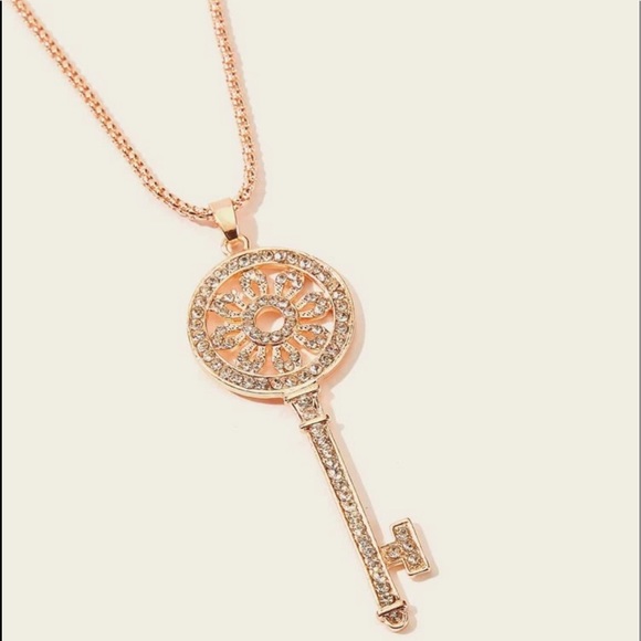 Rhinestone Key Pendant Necklace NWT - Picture 4 of 4